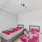 Bat Solutions - Alles Was Ein Nicht Bietet - 80 Qm, 3 Zimmer, 5 Personen, Terrasse, Bbq Und Kino *
