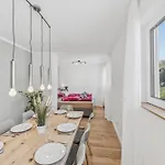 Apartment Bat Solutions - Alles Was Ein Nicht Bietet - 80 Qm, 3 Zimmer, 5 Personen, Terrasse, Bbq Und Kino