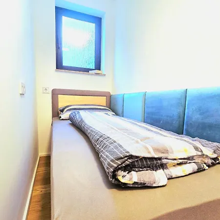Bat Solutions - Alles Was Ein Nicht Bietet - 5 40 Bis 120 Qm Fuer Bis Zu 29 Personen - 5-raum-apartment Barrierefrei - 60 Qm Balkon Mit Blick Bis Luxemburg - Einzeln Bis Komplett Buchbar - 3 Min Zur A64 Trierweiler