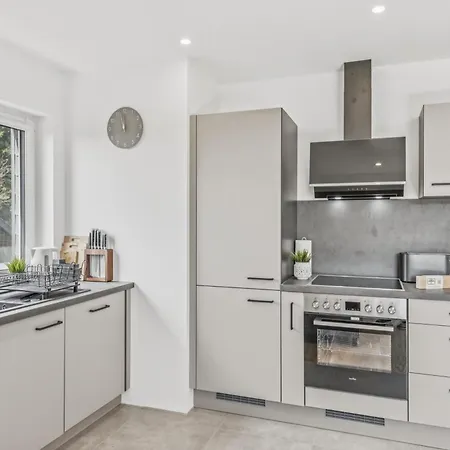 Apartment Bat Solutions - Alles Was Ein Nicht Bietet - 80 Qm, 3 Zimmer, 5 Personen, Terrasse, Bbq Und Kino