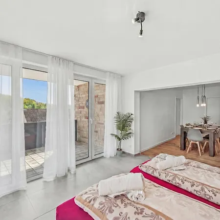 Bat Solutions - Alles Was Ein Nicht Bietet - 5 40 Bis 120 Qm Fuer Bis Zu 29 Personen - 5-raum-apartment Barrierefrei - 60 Qm Balkon Mit Blick Bis Luxemburg - Einzeln Bis Komplett Buchbar - 3 Min Zur A64 * Trierweiler