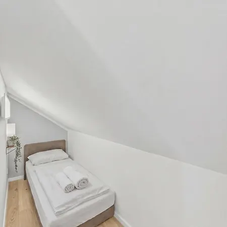 Bat Solutions - Alles Was Ein Nicht Bietet - 5 40 Bis 120 Qm Fuer Bis Zu 29 Personen - 5-raum-apartment Barrierefrei - 60 Qm Balkon Mit Blick Bis Luxemburg - Einzeln Bis Komplett Buchbar - 3 Min Zur A64 Appartement Trierweiler