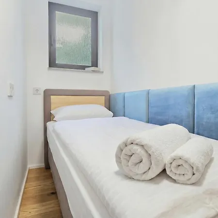 Bat Solutions - Alles Was Ein Nicht Bietet - 5 40 Bis 120 Qm Fuer Bis Zu 29 Personen - 5-raum-apartment Barrierefrei - 60 Qm Balkon Mit Blick Bis Luxemburg - Einzeln Bis Komplett Buchbar - 3 Min Zur A64 * Trierweiler