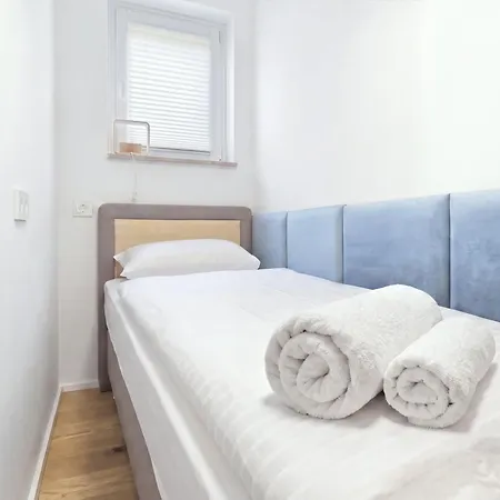 アパート Bat Solutions - Alles Was Ein Nicht Bietet - 5 40 Bis 120 Qm Fuer Bis Zu 29 Personen - 5-raum-apartment Barrierefrei - 60 Qm Balkon Mit Blick Bis Luxemburg - Einzeln Bis Komplett Buchbar - 3 Min Zur A64 Trierweiler